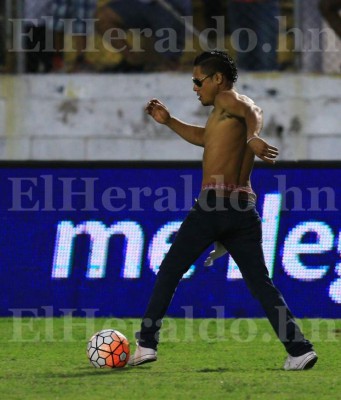 GALERIA: Aficionado invade la cancha y hace gol en pleno clásico