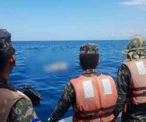 Miembros de la Fuerza Naval de Honduras llegaron a la zona para sacar el cadáver del agua.