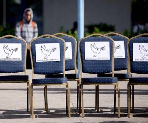 En la ceremonia se colocaron sillas con los nombres de los estudiantes asesinados. (Foto: Emilio Flores)