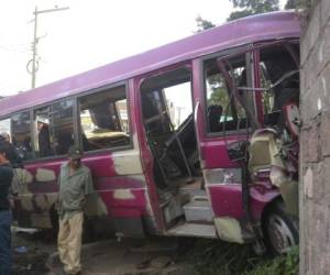 El bus quedó destruido tras el impacto (Foto: Marvin Salgado)