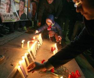 Las manifestaciones de pesar han sido expresadas en todo el mundo. (Fotos: AFP)