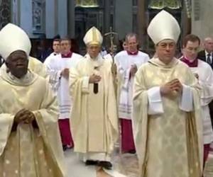 El papa Francisco y el cardenal hondureño presidieron una misa en la Basílica de San Pedro, antes de iniciarse las sesiones de trabajo.