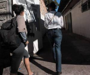 LLEGADA. Una joven, acompañada de una señora, llega a la clínica donde EL HERALDO constató que se realizan abortos.