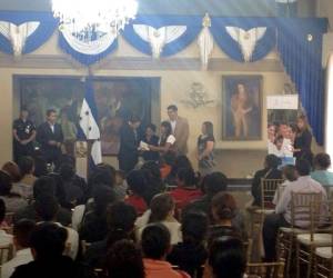 El presidente de Honduras encabezó la entrega simbólica de becas. (Foto: Pedro Membreño)