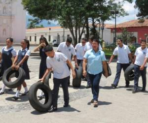 Un grupo de alumnos de Comayagua al realizar la entrega de llantas usadas para ser incineradas.