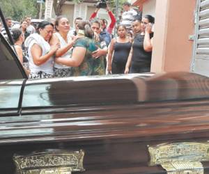 Momento en que los cuerpos de los comerciantes eran retirados por sus familiares y amigos de la morgue capitalina, la tarde de este martes.