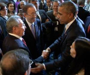 Castro estrecho la mano de Obama con una gran sonrisa