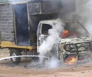 El incendio del camión repartidor fue atendido por el Cuerpo de Bomberos. (Fotos: Wilfredo Alvarado/cortesía del Cuerpo de Bomberos)