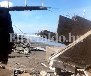 Daños provocados por las marejadas del fin de semana a laboratorios de granjas camaroneras en Marcovia, Choluteca. (Fotos: Alexis Espinal)