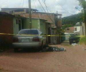 El cuerpo de Jorge Alberto Lemus Melgar de 17 años, quedó tirado sobre la calle principal de la colonia El Sitio de la capital de Honduras.