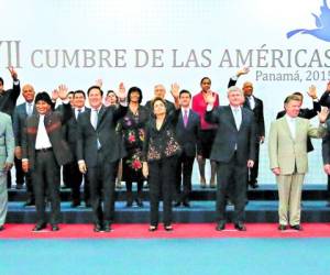 Los presidentes y jefes de Estado saludan para la foto oficial, al concluir la VII Cumbre de las Américas en Panamá.