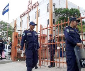 Elementos de la Policía Nacional se encuentran apostados en la entrada al edificio de Hondutel. (Fotos: Mario Urrutia)