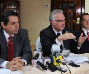 Los comisionados Víctor Rodríguez, Ramón Cadena y Jaime Araujo.