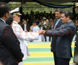 Hernández condecoró al Secretario de Defensa de México, general Salvador Cienfuegos. (Foto: Emilio Flores/ El Heraldo Honduras/ Noticias de Honduras)