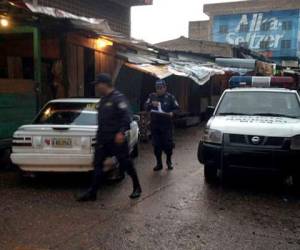 Escena del asesinato de un taxista la mañana de este lunes en los mercados de Comayagüela. (Foto: Estalin Irías)