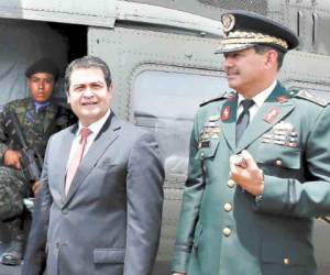 El presidente Juan Orlando Hernández junto al jefe del EMC, Fredy Díaz, en una foto de archivo.