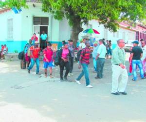 Los cubanos detenidos en la zona sur al abordar las unidades que los trasladarían rumbo a la ciudad de Tegucigalpa.