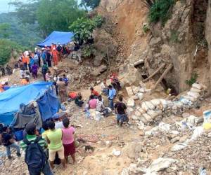 Familiares de las víctimas y cuerpos de rescate se concentraron en la zona de la tragedia. (Foto: Marvin Salgado).