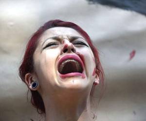 Una mujer llora durante una manifestación por la desaparición de los estudiantes. (Foto: AFP)