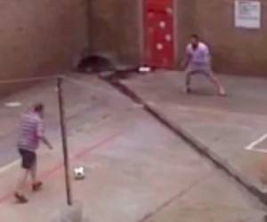 Oscar Pistorius fue captado en un video jugando fútbol en la cárcel de Pretoria.