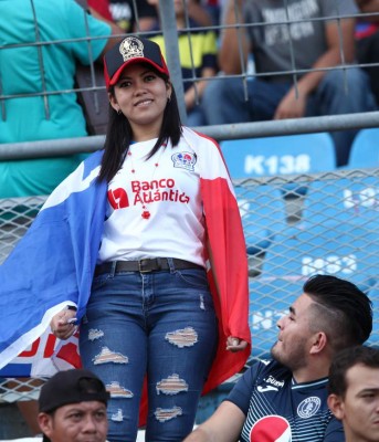 FOTOS: Bellas y enamoradas, así llegaron las aficionadas de Olimpia y Motagua al clásico