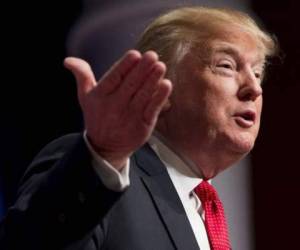 Donald Trump arremete e insulta vulgarmente a Hillary Clinton.