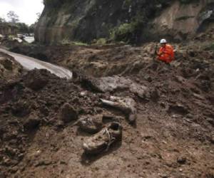 El desprendimiento de tierra soterró cinco casas, dos autobuses y un camión, precisó el funcionario.