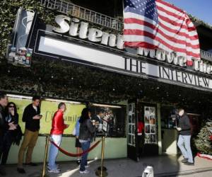 Varias personas hacen fila en un cine de Los Angeles para ver la polémica película. (Foto: AP)