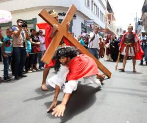 La recreación de la séptima estación reflejó el dolor que sufrió el hijo de Dios para salvar al mundo (Foto: El Heraldo Honduras/ Noticias de Honduras)