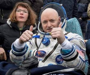 El astronauta Scott Kelly. 'Al igual que Scott, yo deseaba ver la Tierra y sentir el aroma del aire fresco', comentó Kornienko. 'Es una sensación inolvidable'.