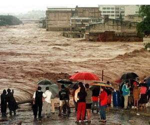 Una de las imágenes más icónicas sobre el paso del huracán Mitch, y sus daños específicamente en la capital, muestra la enorme cantidad de agua que corrió por el río Choluteca. Esta foto fue tomada la tarde del 31 de octubre, cuando ya había llovido mucho, pero horas antes del colapso total de la ciudad.