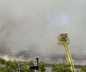 Aunque la zona fue evacuada y acordonada, el incendio está bajo control, y todo el personal y público están a salvo. El tráfico en el área circundante se ha visto afectado.