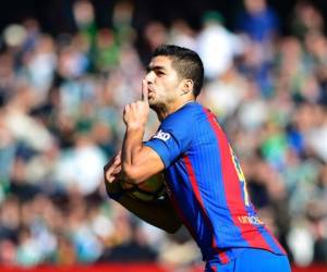 Luis Suárez celebra el gol que le dio el empate al Barcelona (Foto: Agencia AFP)