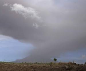 El viento esparció las nubes de cenizas lanzadas por el volcán.