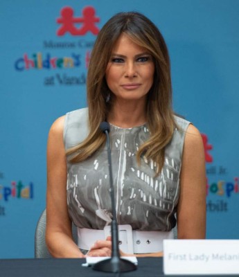 El elegante vestido floral que usó Melania Trump durante su visita a un hospital infantil en Tennessee