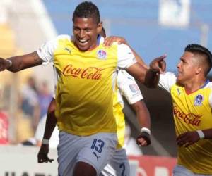 Carlo Costly celebra su gol con la camisa de Olimpia.