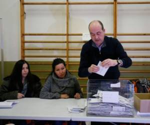 Los supervisores de las urnas vuelven a contar las papeletas después del cierre de la estación de votación durante las elecciones regionales catalanas en Barcelona el 21 de diciembre de 2017.Los catalanes inundaron hoy las urnas en unas elecciones cruciales que podrían marcar un punto de inflexión para su región, solo dos meses después de que una oferta fallida de secesión desencadenara la peor crisis política de España en décadas. / AFP PHOTO / Pau Barrena