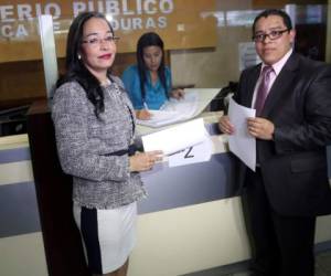 La directora del CNA, Gabriela Castellanos, junto al jefe de la Unidad de Investigación, Análisis y Seguimiento de Casos, Odir Fernández, presentaron la documentación en la Fiscalía General.