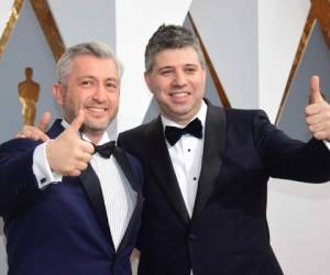 El director Evgeny Afineevsky y Den Tolmor llegan en la alfombra roja de la 88 Oscar