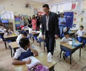 El ministro de Educación, Marlon Escoto, supervisó la aplicación de las pruebas en la institución.