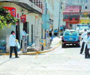 Mientras platicaba con un cliente, a quien le llevaba un caso en los Juzgados deLetras Penal en el barrio La Granja, fue acribillada laabogada Miriam MercedesIzaguirre del Cid (54).