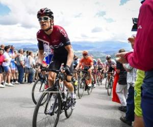 Peter Sagan, izquierda, coca con Caleb Ewan, derecha, durante el sprint hacia la meta en la tercera etapa del Tour de France, en Pontivy, Francia, el lunes 28 de junio de 2021. (Benoit Tessier/Pool Photo vía AP)