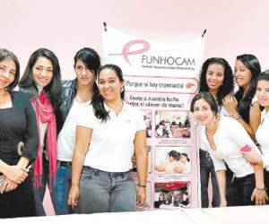 El equipo de Relaciones Públicas de Funhocam en el lanzamiento del mes en contra del cáncer de mama.