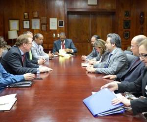 El embajador de EE UU, James Nealon, y su equipo en reunión con miembros de la Maccih.