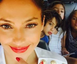 Jennifer Lopez junto a sus hijos.