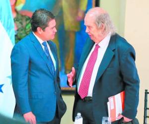 El presidente Juan Orlando Hernández recibió del facilitador del diálogo nacional de la OEA, John Biehl, las recomendaciones para mejorar la justicia.