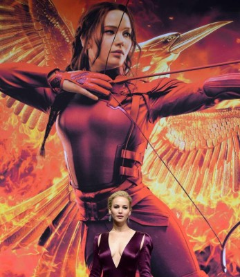 JENNIFER LAWRENCE DESPAMPANA EN ESTRENO DE SINSAJO 2