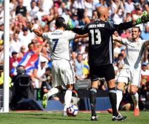 El portugues Cristiano Ronaldo celebrando junto al gales Gareth Bale