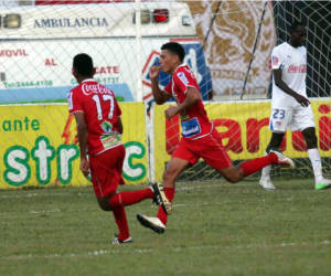 César Zelaya festeja su gol que significó el 2-0.