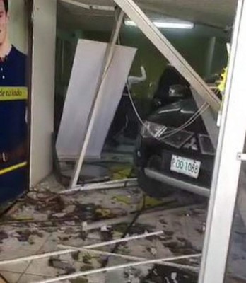 Momentos de pánico y destrozos: Las imágenes que dejó accidente en agencia bancaria en SPS